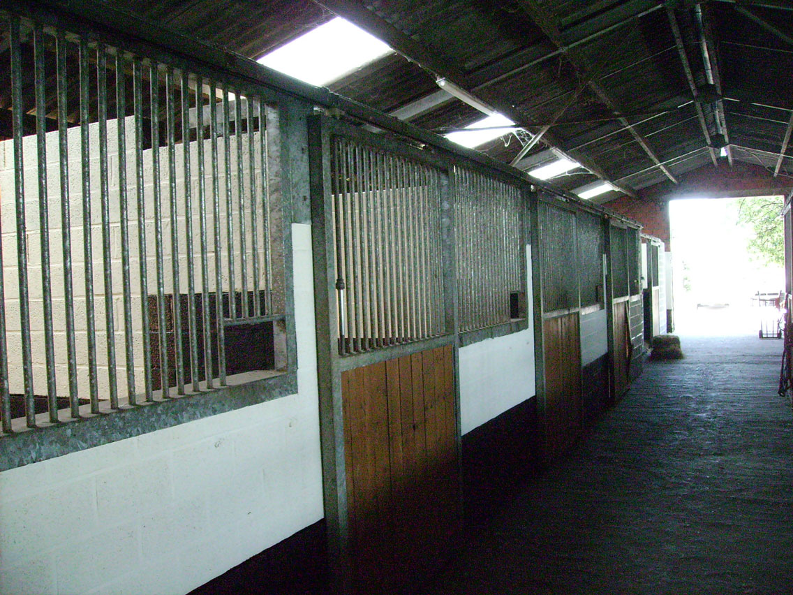 Binnenfoto van de stallen